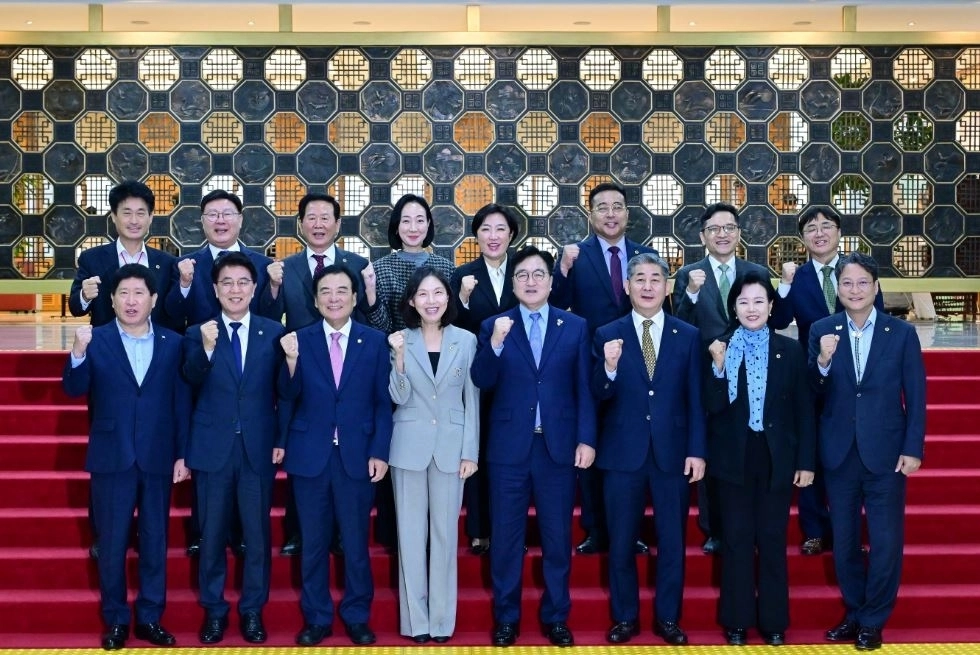 국회 지방의회 라운드테이블에서 기념사진을 찍는 최호정 의장(앞줄 왼쪽에서 세 번째)