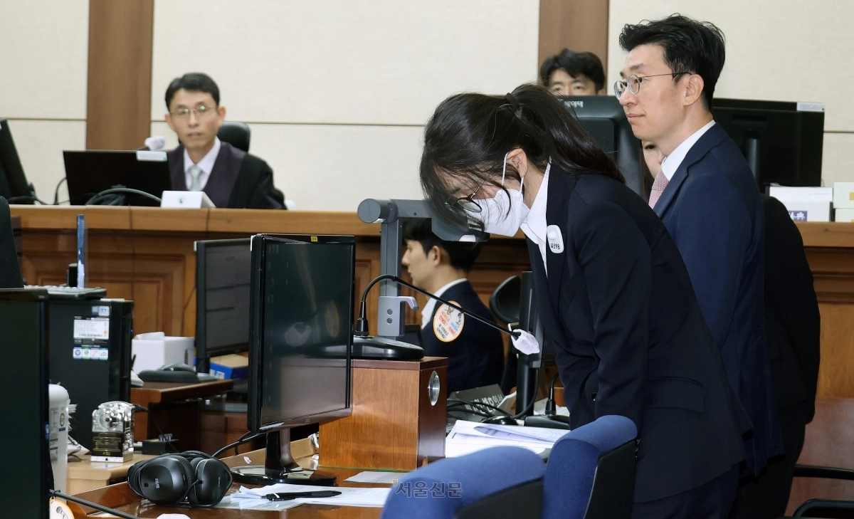 도이치모터스 주가조작과 명태균 공천개입, 통일교 청탁·뇌물 수수 의혹 혐의 등으로 구속기소 된 김건희 씨(파면된 전직 대통령 윤석열의 아내)가 24일 오후 서울 서초구 서울중앙지방법원에서 열린 첫 재판에 출석한 뒤 고개를 숙이고 있다. 2025.9.24 사진공동취재단