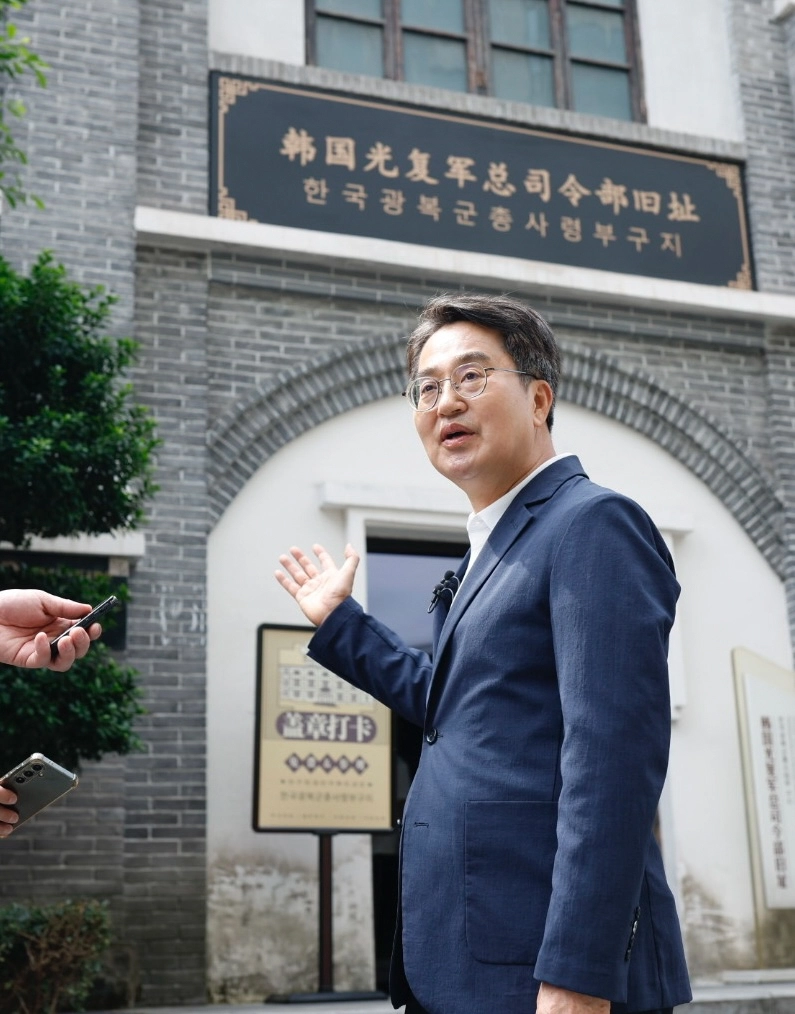 24일 중국 충칭에 있는 한국광복군 총사령부 건물 앞에서 김동연 경기지사가 취재진 질문에 답변하고 있다. (경기도 제공)