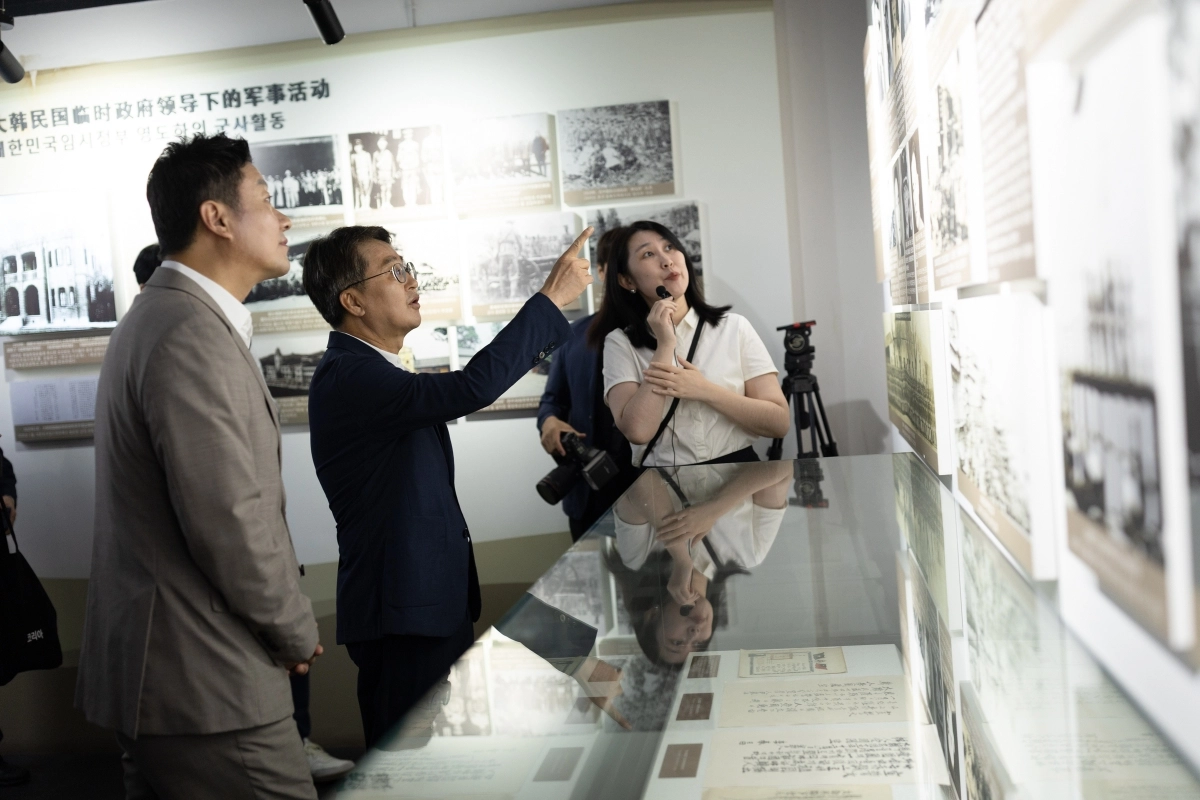 24일 김동연 경기도지사와 김진경 경기도의회 의장이 중국 충칭에 있는 한국광복군 총사령부 전시실에서 해설사로부터 설명을 듣고 있다. (경기도 제공)