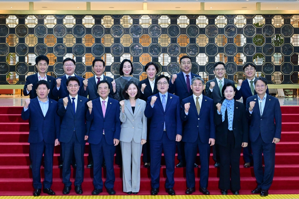국회-지방의회 라운드테이블 단체 기념촬영. 경북도의회 제공