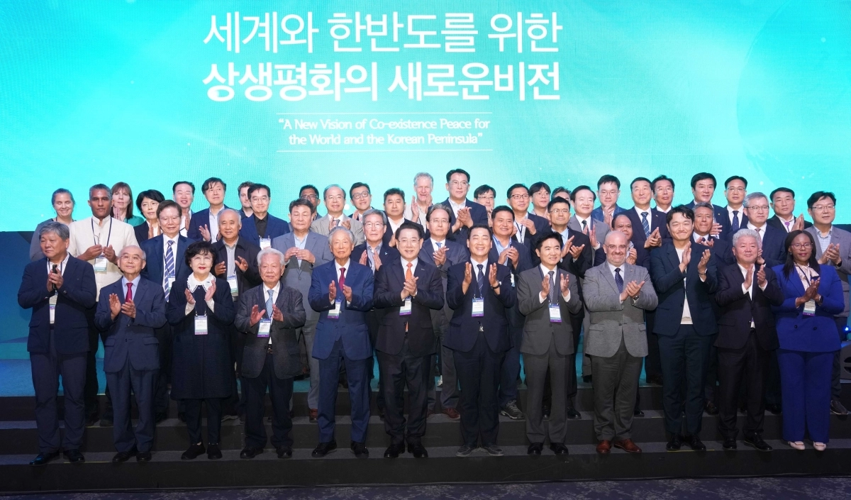 김영록 전남지사가 24일 영암 호텔현대에서 열린 ‘김대중 평화회의 개회식’에 참석해 기념촬영을 하고 있다.