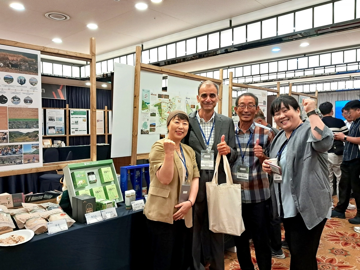 완도군이 17일 제주에서 열린 ‘제9회 동아시아 농어업유산협의회 국제컨퍼런스’에 참가해 농어업 유산의 우수성을 홍보하고 있다.