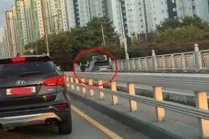“행인 있는데”…퇴근길 차 막히자 인도로 달린 SUV, 차주 알고보니