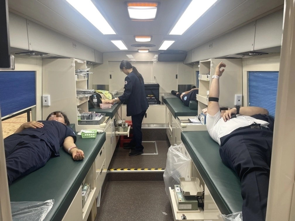 신안군이 24일 보건소 앞에서 군민들과 함께 단체헌혈 행사를 하고 있다.