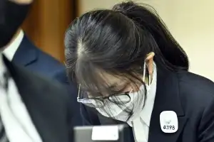 가슴엔 ‘수용번호 4398’… 김건희 첫 재판, 40분 만에 종료