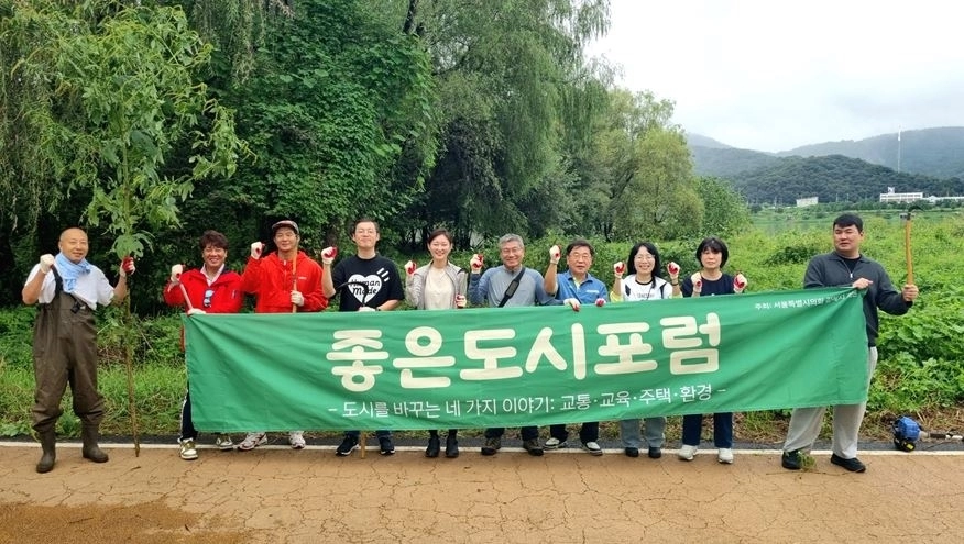 강동구 ‘좋은도시포럼’과 함께 한강공원 생태교란 식물 제거-왼쪽에서 다섯 번째 김혜지 의원