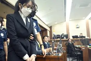 헌정사 처음으로 법정에 선 前 대통령 부인