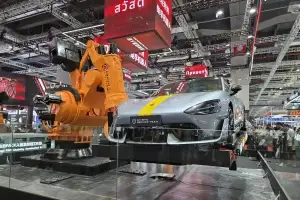 ‘가성비’ 이미지 넘어 질주하는 中 산업 로봇…1.2t ‘번쩍’, 얇은 천 ‘사뿐’