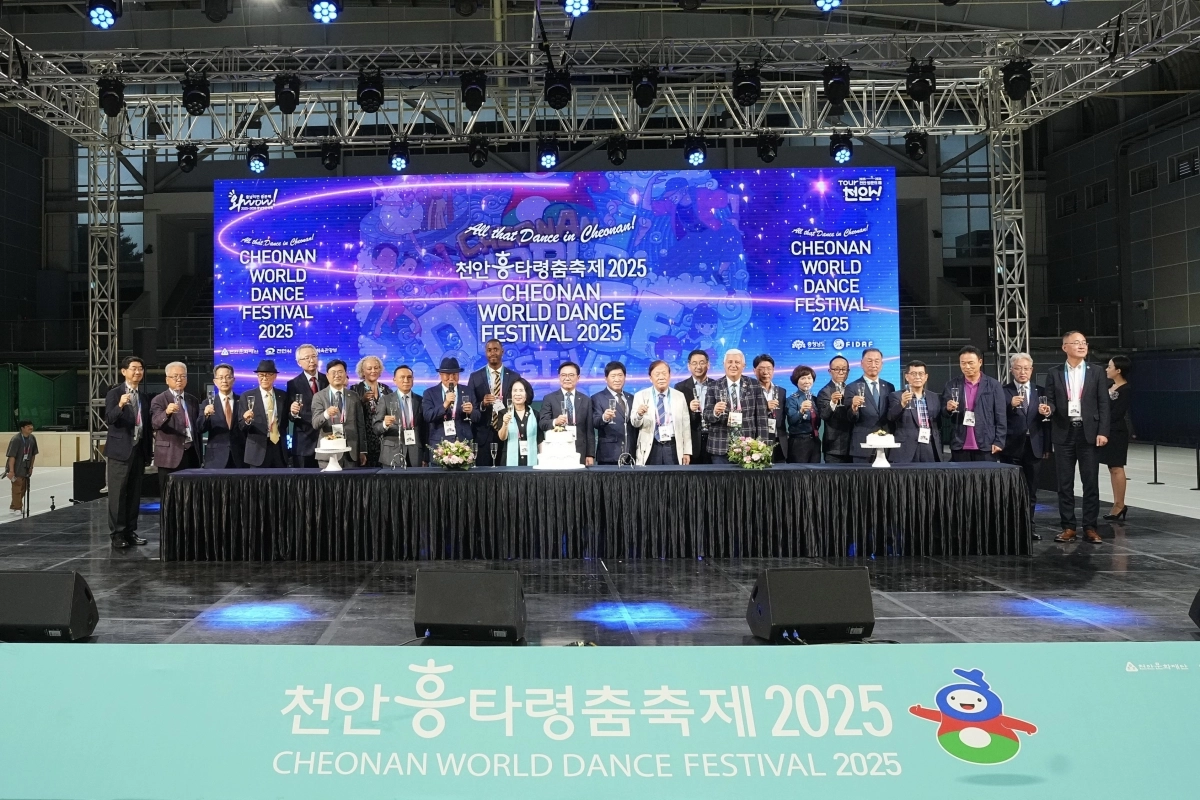 24일 충남 천안종합운동장에서 국내 최대 규모 글로벌 춤 축제 ‘천안흥타령춤축제 2025’ 개막식이 열리고 있다.시 제공