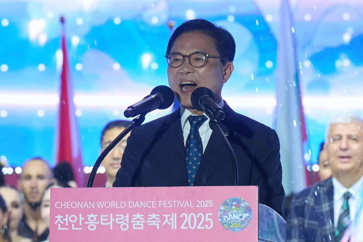 김석필 천안시장 권한대행이 천안흥타령춤축제 개막식을 선포하고 있다. 시 제공