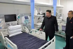 [포토] 김정은, 준공 앞둔 평양종합병원 시찰