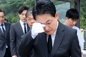 [포토] 눈물 훔치는 장동혁 대표