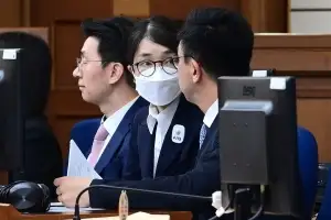 가슴에 ‘수용번호 4398’ 배지 단 김건희… 직업 묻자 “무직입니다”