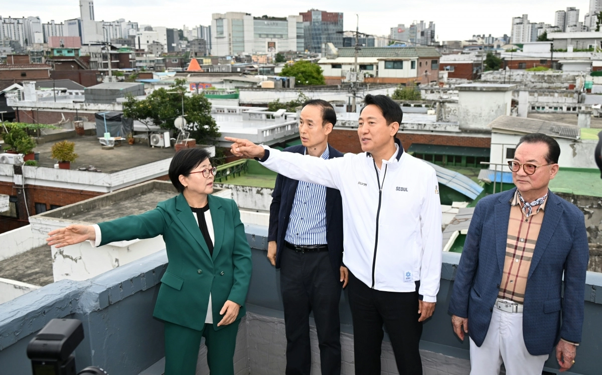 오세훈(왼쪽 세 번째) 서울시장이 24일 강북구 미아2구역 재정비촉진사업지구에서 이순희(첫 번째) 강북구청장, 주민과 함께 현장을 둘러보고 있다. 서울시 제공