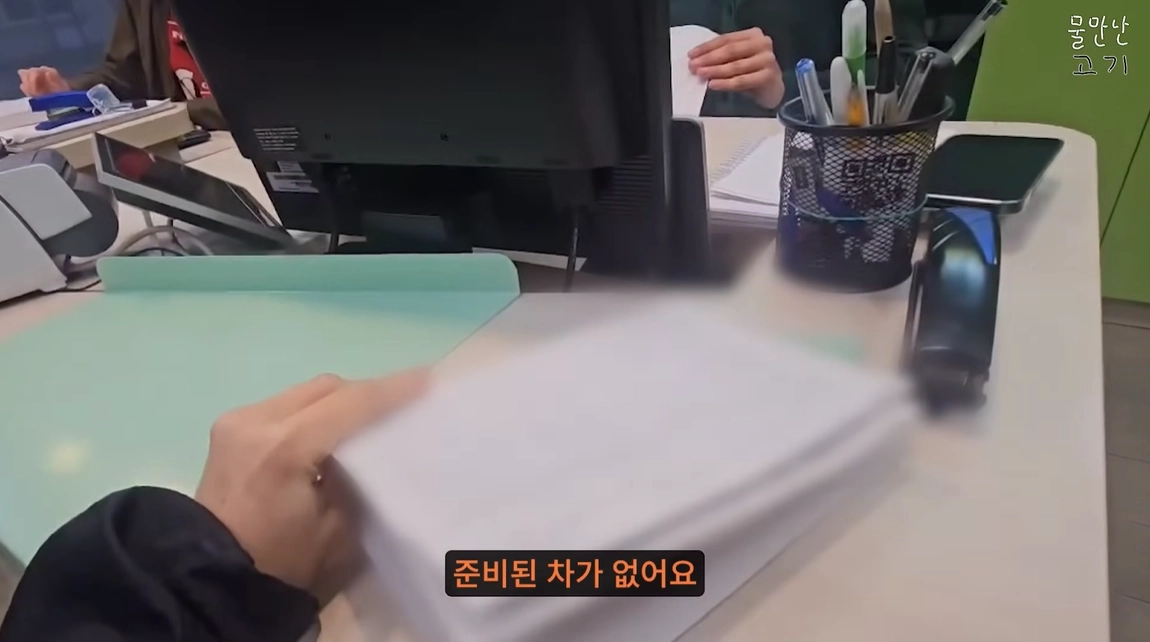 스페인 바르셀로나에서 렌터카 차량털이 도난범죄를 당한 한국인 유튜버가 렌터카 업체를 찾아가 차량 교체를 요구하자 직원이 “준비된 차가 없다”고 말하고 있다. 그러나 직원이 부른 경찰이 자초지종을 묻자 없다던 렌터카가 나왔다. 유튜브 채널 ‘물만난고기’ 캡처