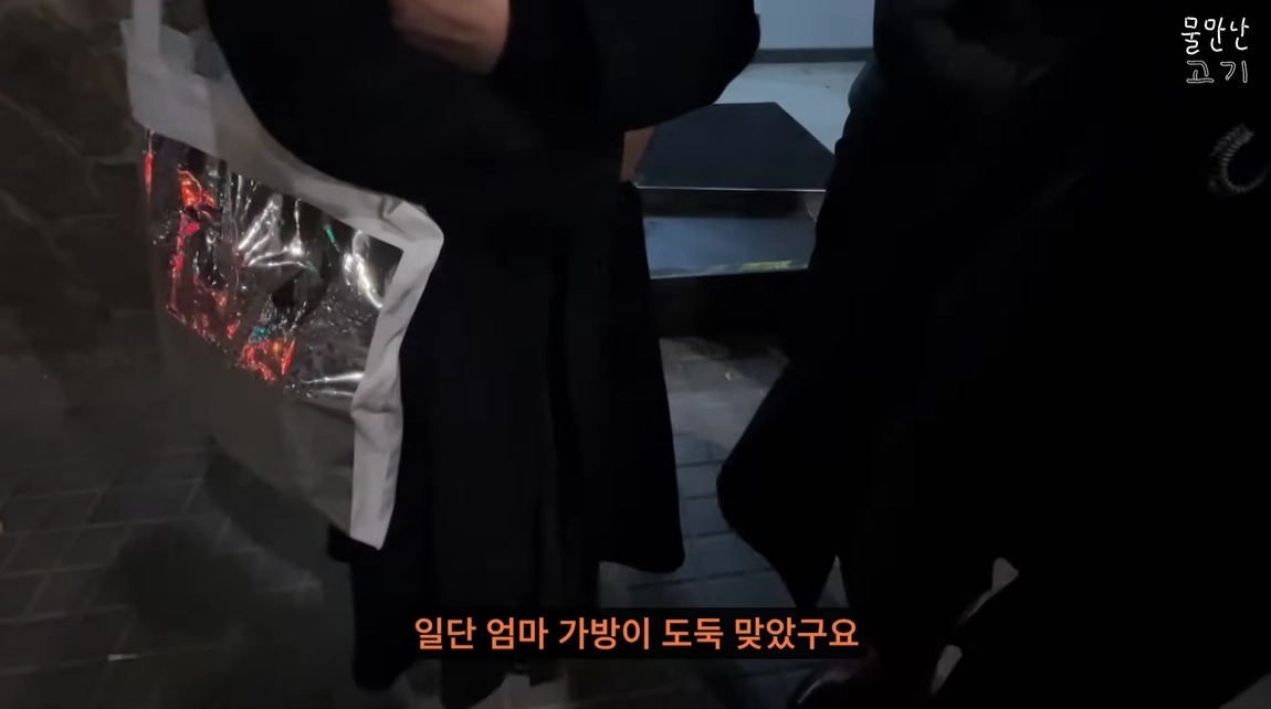 렌터카 차량털이 도난범죄 신고를 위해 스페인 바르셀로나의 한 경찰서에 간 유튜버가 경찰서 앞에서 만난 일본인 가족이 “오토바이를 탄 범인이 가방을 훔쳐갔다”고 말하고 있다. 유튜브 채널 ‘물만난고기’ 캡처