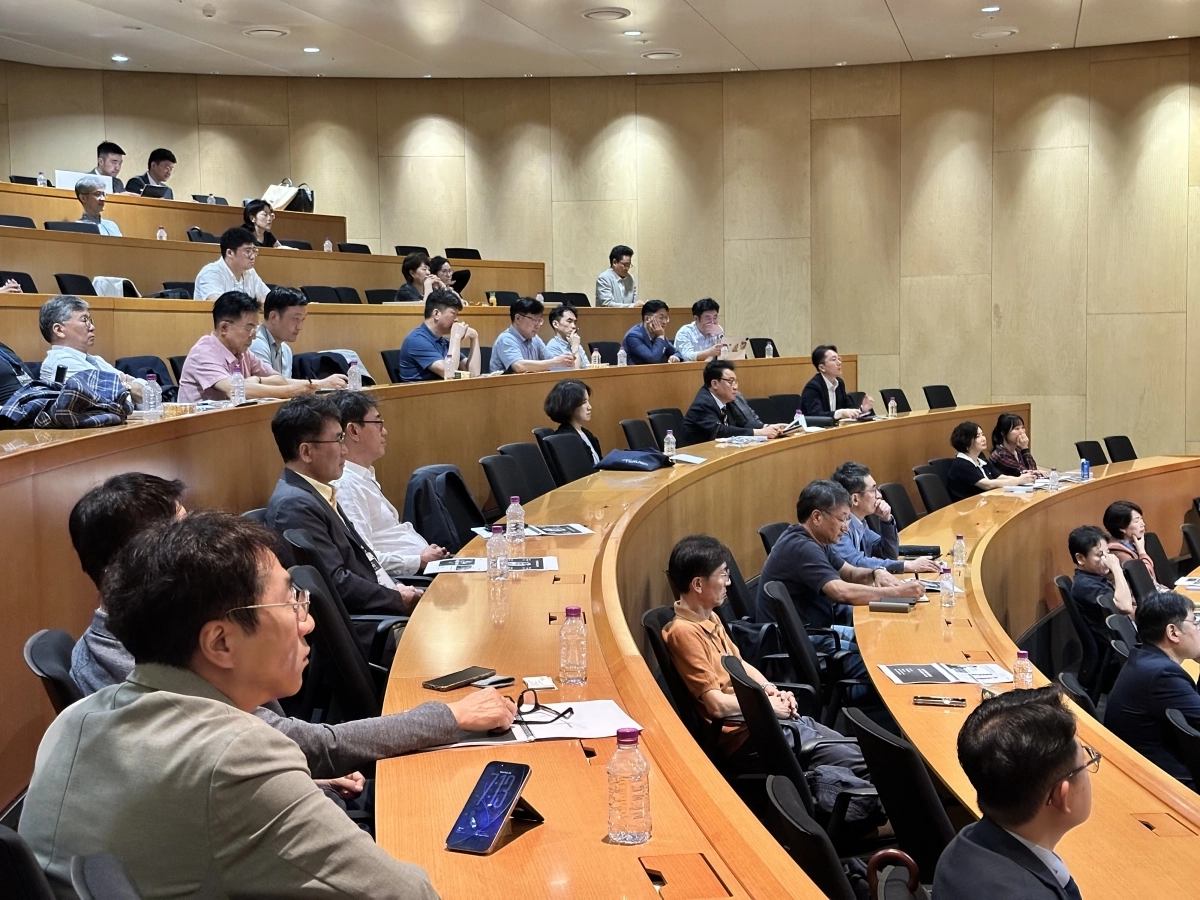 24일 광주 국립아시아문화전당(ACC)에서 열린 AISP-CAIO(인공지능 최고위과정) 특강에서 신형섭 ㈜에이아이플랫폼 대표의 강연을 원우들이 경청하고 있다.