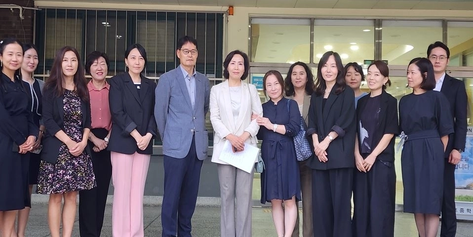 지난 24일 서초구 신반포중학교를 방문해 학교 관계자와 학부모들과 학교 교육 환경 개선 현안을 논의한 이숙자 위원장