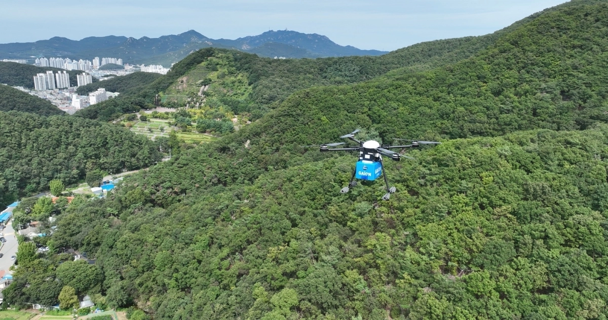 병목안 거점에서 병목안 시민공원으로 물품을 배송 중인 드론(안양시 제공)