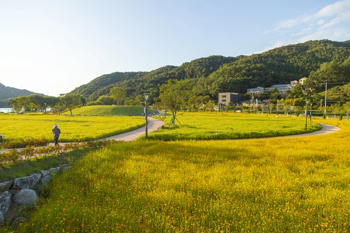 안성 금광호수 수석정 수변화원 (경기관광공사 제공)