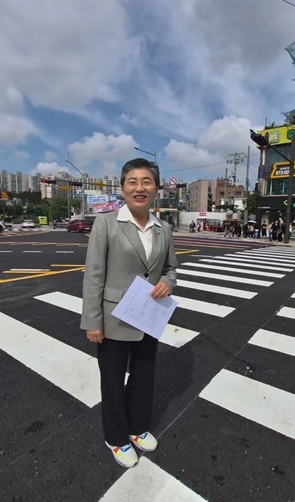 횡단보도 설치사업결과를 브리핑 중인 유정희 의원