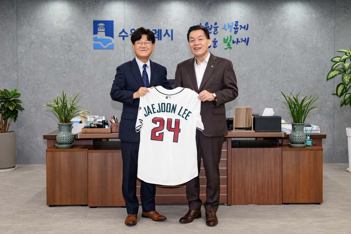 임애훈 애리조나한인회장이 이재준 시장의 이름이 새겨진 애리조나 다이아몬드백스(메이저리그) 유니폼을 전달하고 있다. (수원시 제공)