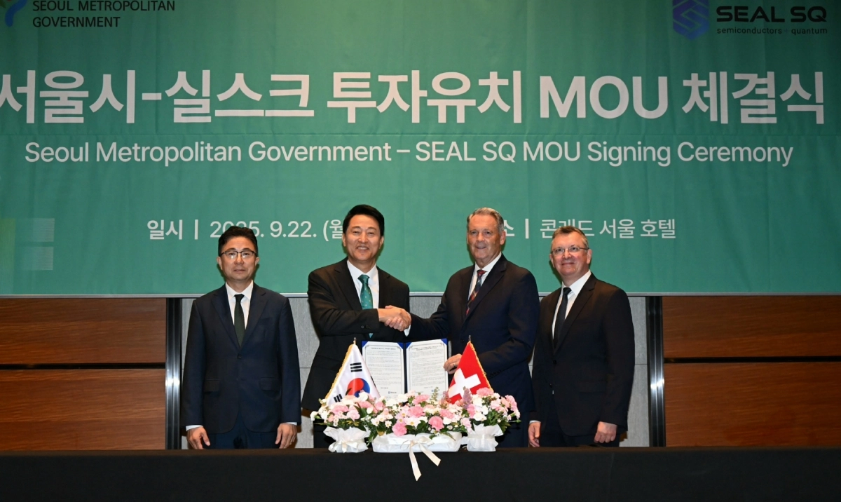 오세훈 서울시장이 지난 22일 ‘서울시-실스크사 투자유치 MOU’에서 참석자들과 기념사진을 찍고 있다.   서울시 제공