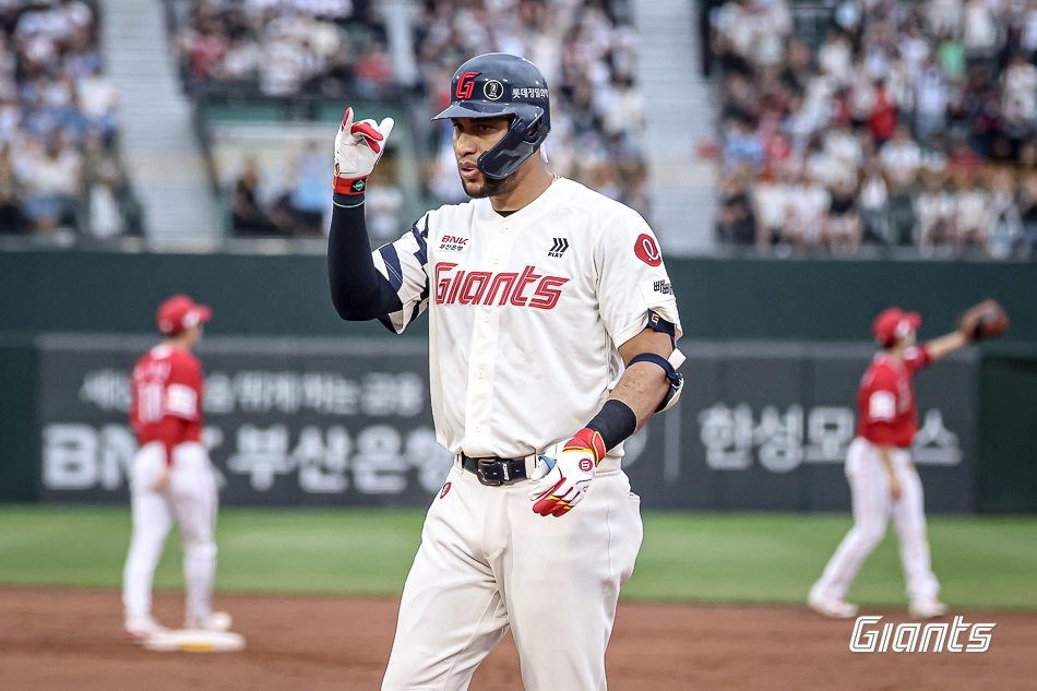 롯데 자이언츠 빅터 레이예스가 13일 부산 사직야구장에서 열린 2025 KBO리그 정규시즌 SSG 랜더스와의 홈 경기에서 안타를 친 뒤 세레머니하고 있다. 롯데 자이언츠 제공