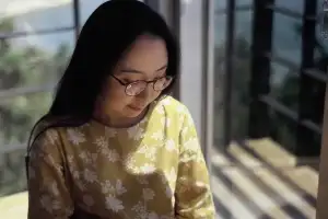 벌어진 상처 사이 비집고 나온 사랑
