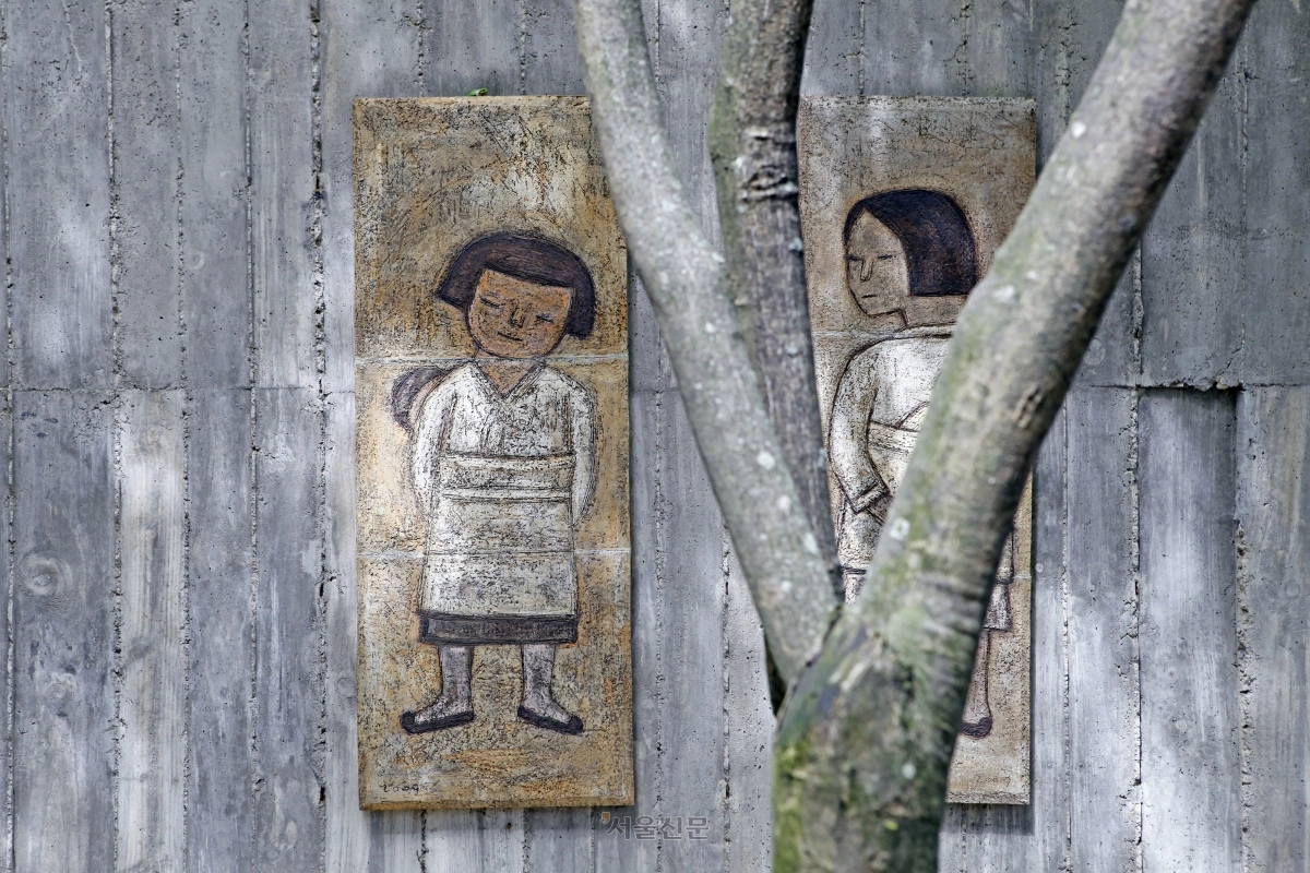 박 작가의 그림 속에 자주 등장하는 단발머리 소녀. 아이를 업고 있는 ‘아이’는 그 시절 삶의 단면을 잘 보여 준다.