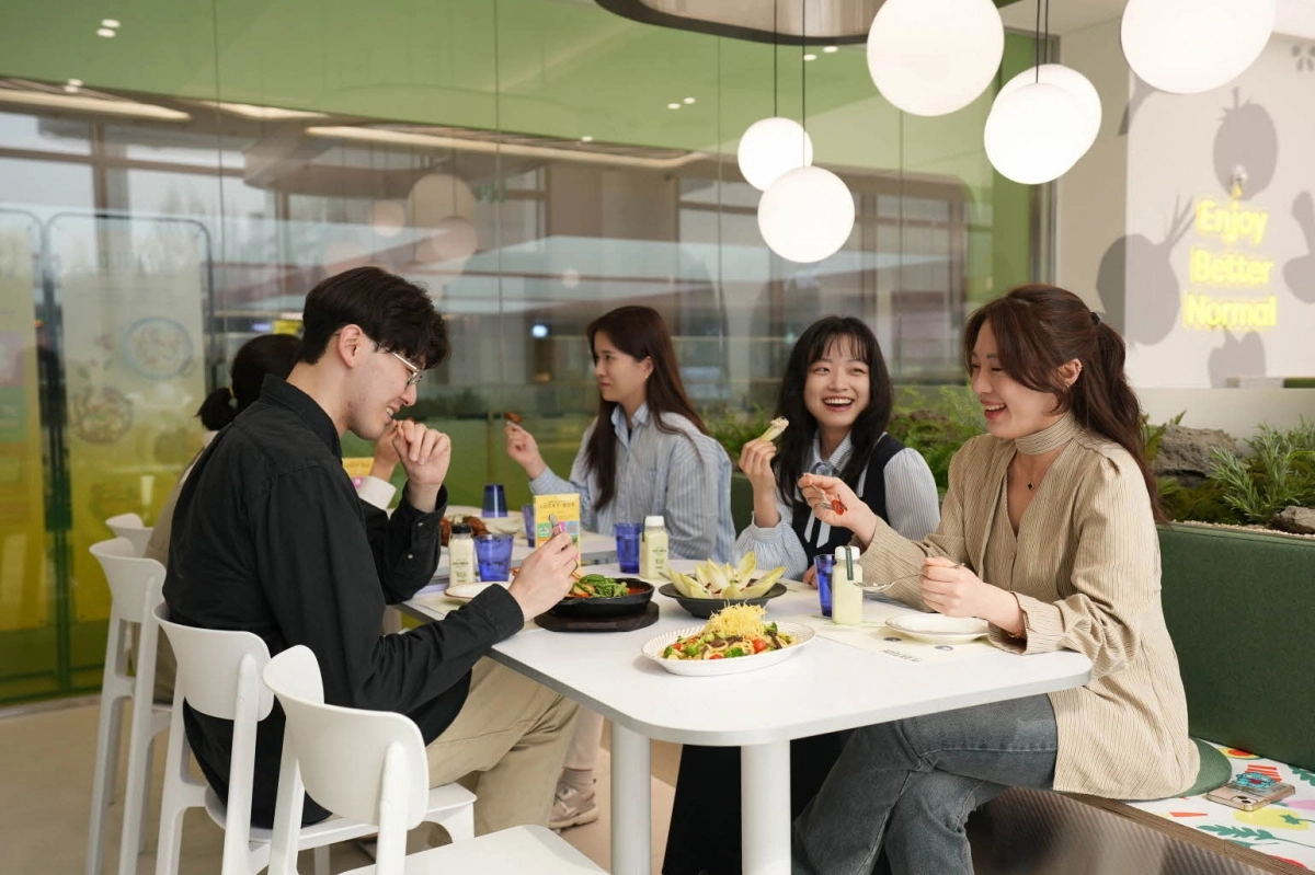 식물성 외식 브랜드 ‘플랜튜드’ 3호점 고덕점을 방문한 고객들이 즐겁게 대화하며 식사를 하고 있다. 풀무원푸드앤컬처 제공