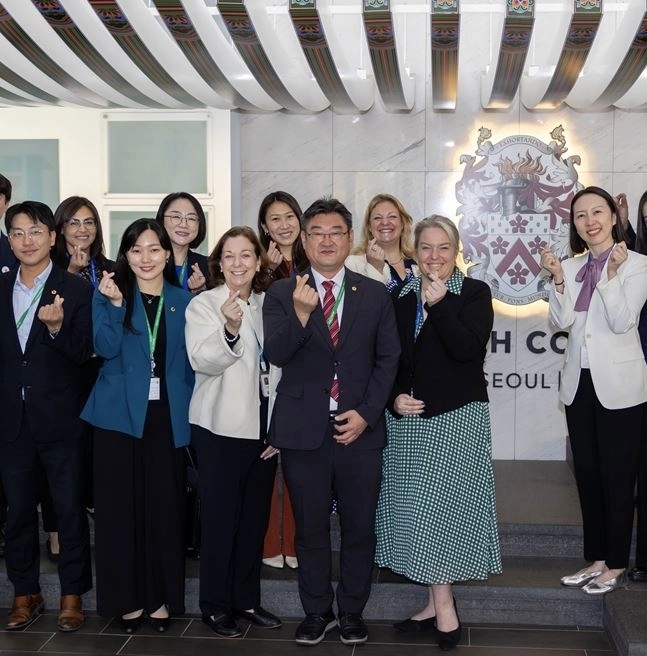 지난 23일 덜위치칼리지서울영국학교를 방문해 참석자들과 기념사진을 찍는 박상혁 위원장