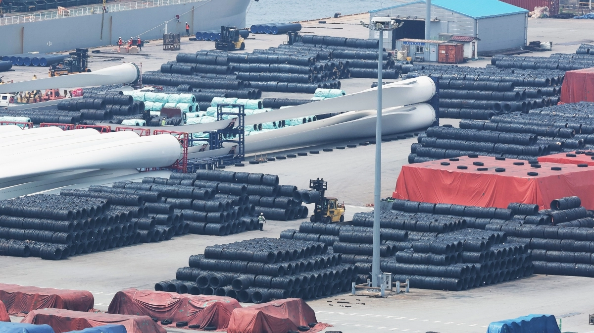 평택항에 쌓여 있는 철강 제품