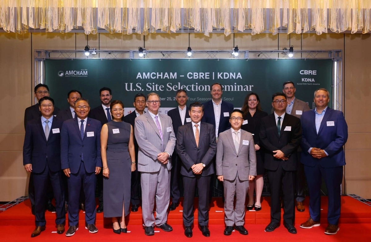 25일 주한미국상공회의소(암참)과 글로벌 상업용 부동산 컨설팅 기업 CBRE가 주최한 ‘미국 내 입지선정 세미나 2025’에서 주요 참석자들이 기념사진을 찍고 있다. 첫줄 왼쪽 세번째부터 소피 최 CBRE 선임부사장, 제이 빅스 주한미국대사관 상무참사관, 제임스 김 암참 회장 겸 대표이사, 이호준 한국중견기업연합회 상근부회장, 스티븐 전 CBRE 경영부사장. 암참 제공
