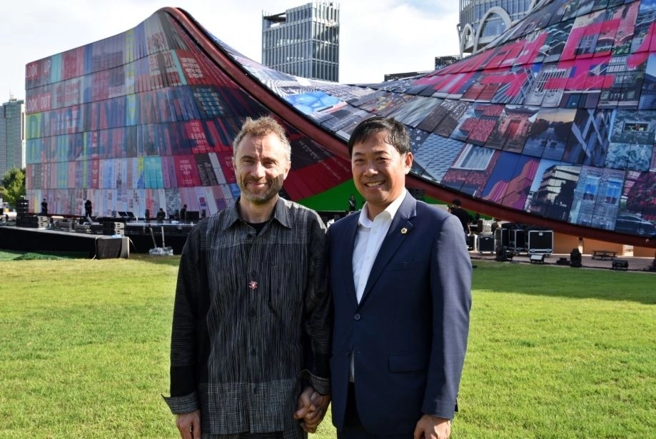 서울도시건축비엔날레 총감독인 토머스 헤더윅과 박승진 의원