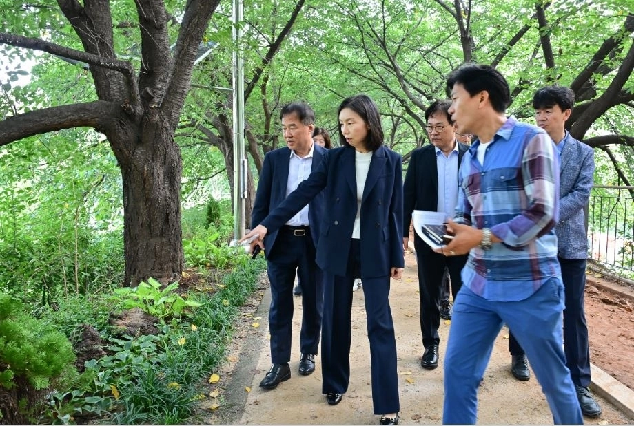 안양천 수목 식재 상황 살피는 최호정 의장