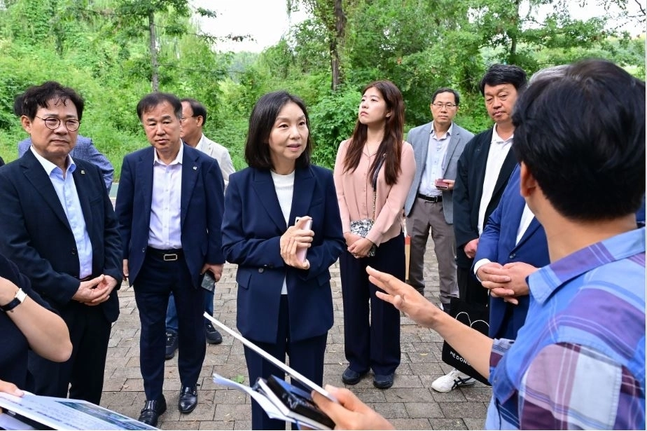 안양천 조경 유지관리 현황 듣는 최호정 의장