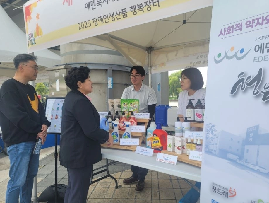 부스를 둘러보는 김영옥 위원장