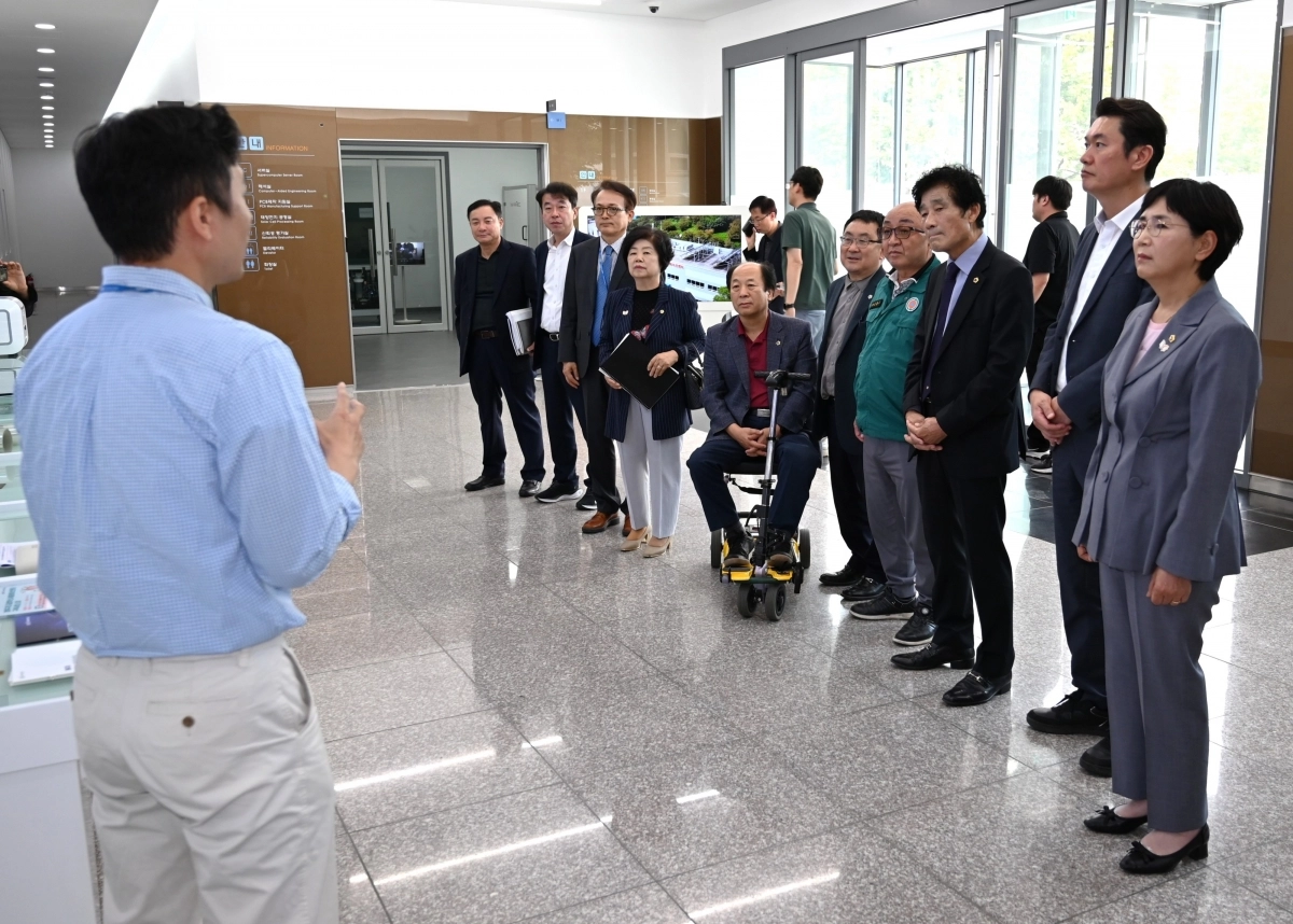 지난 24일 구미전자정보기술원 현지확인-기술원 연구시설 장비를 둘러보면서 직원 설명을 청취함. 경북도의회 제공