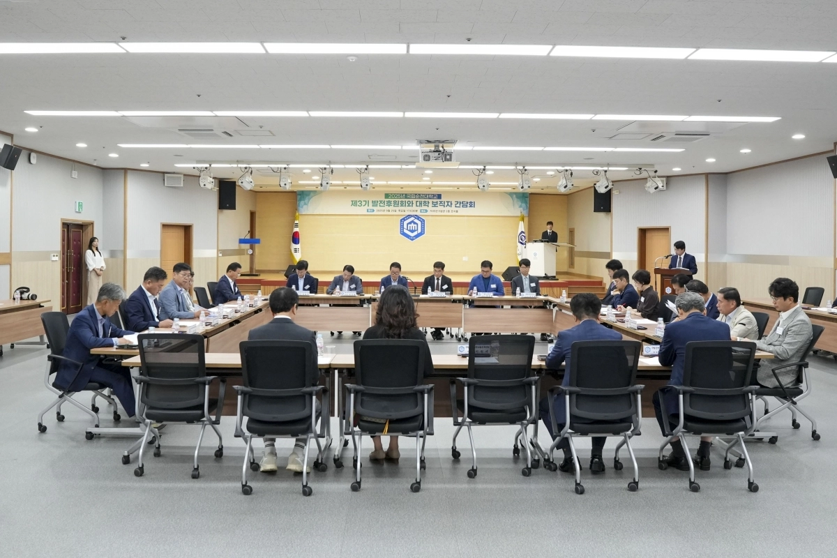 국립순천대학교가 26일 교내 70주년기념관 초석홀에서 ‘제3기 국립순천대학교 발전후원회’ 위원과 대학 보직자가 함께하는 간담회를 가졌다.