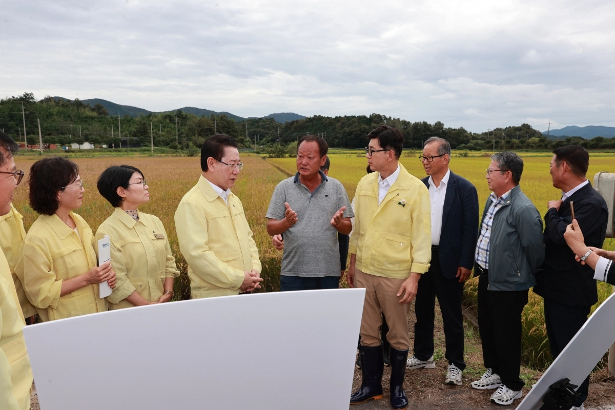 김철우 보성군수와 김영록 전남지사가 벼 깨씨무늬병 피해 현장을 방문해 농가의 애로사항을 청취하고 있다.