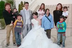 27살에 손주 넷…月235만원으로 11명 먹여 살리는 日 청년