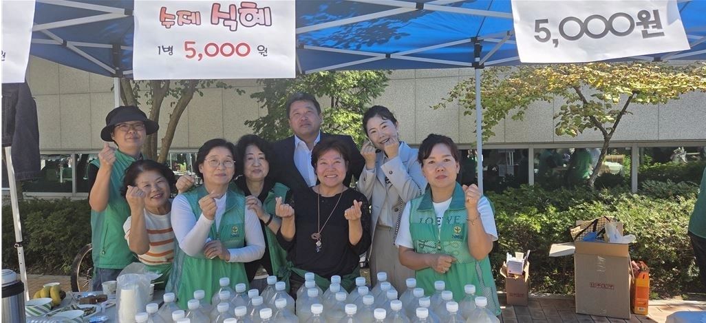 구미경(오른쪽 두 번째) 서울시의원이 지난 26일 나눔장터에 참석한 자원봉사자들과 기념사진을 촬영하고 있다.