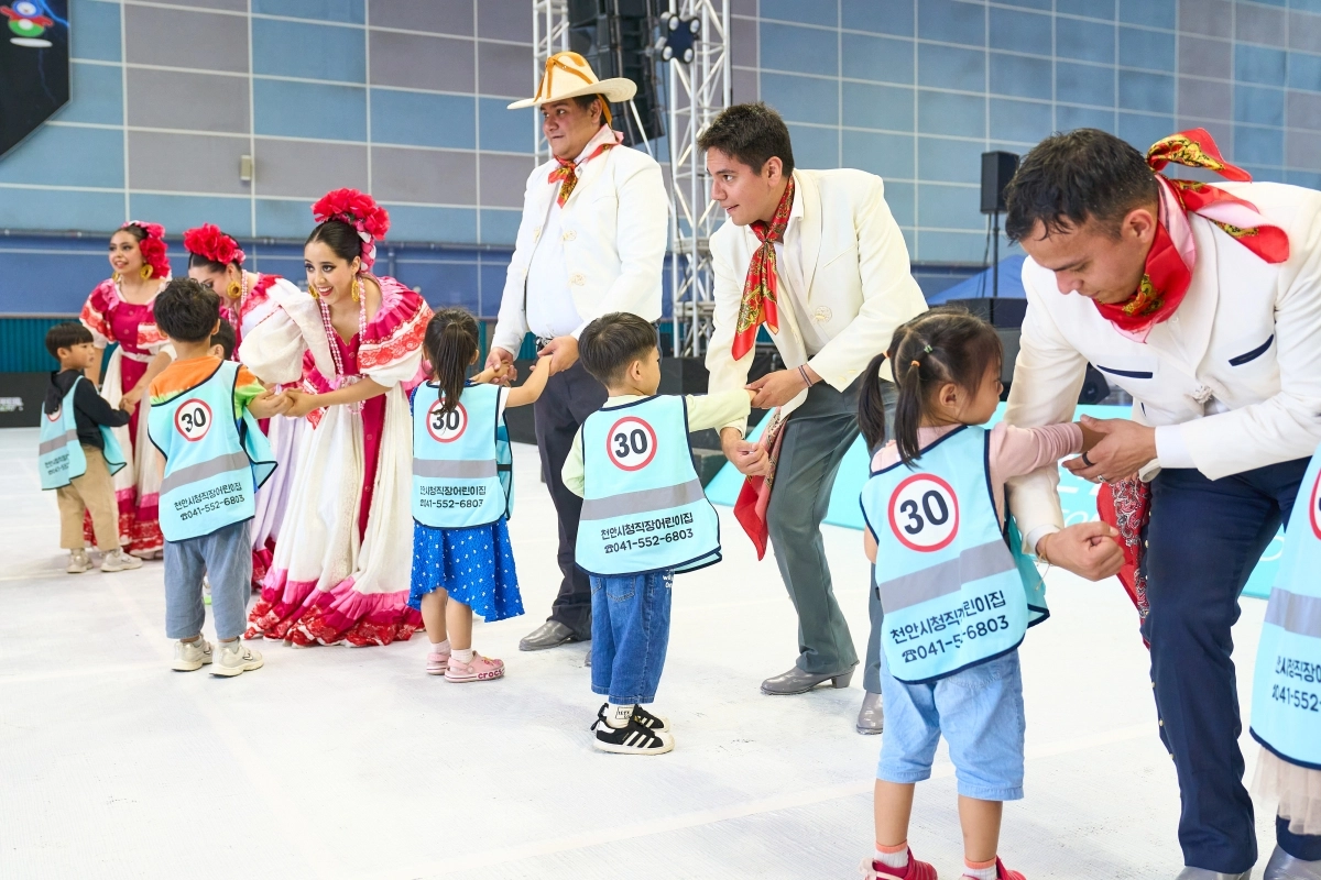 ‘천안 흥타령춤축제 2025’에서 세계 댄스 배우기가 열리고 있다. 천안시 제공