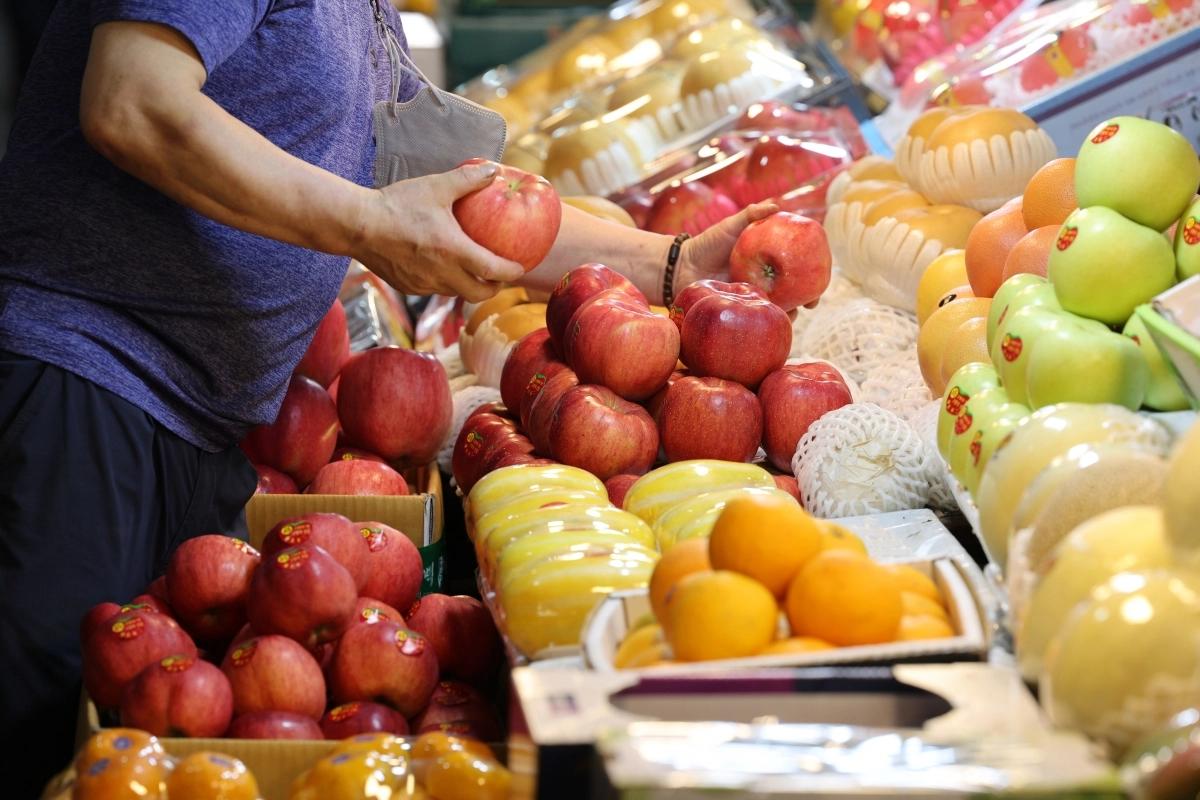 서울에 있는 한 전통시장에 진열된 사과. 연합뉴스