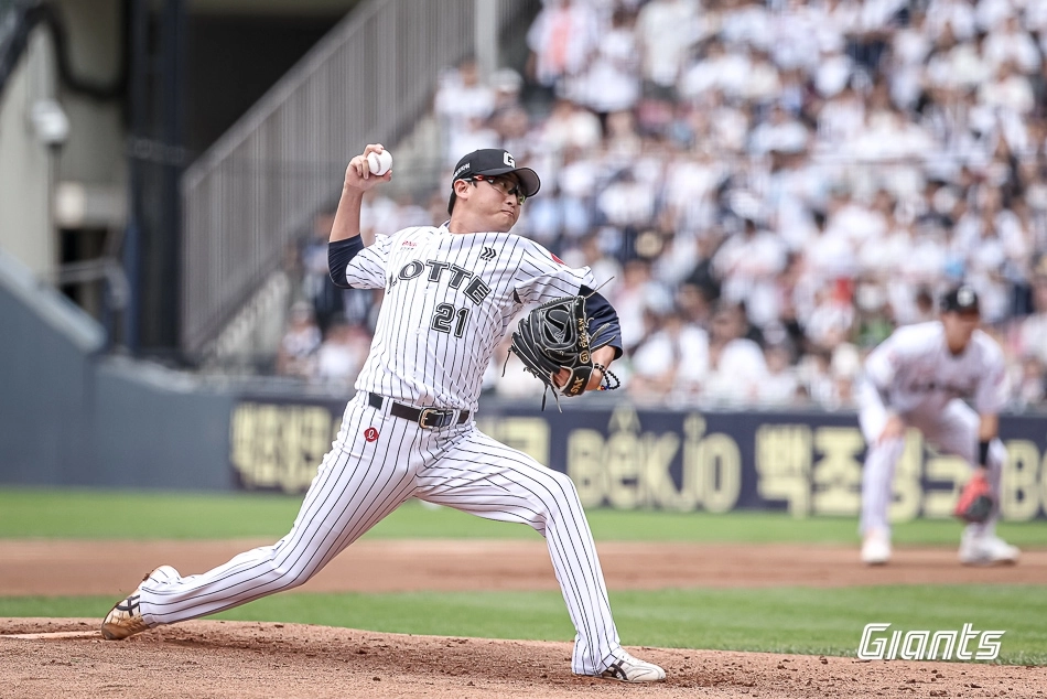 롯데 자이언츠 박세웅이 28일 서울 잠실야구장에서 열린 2025 KBO리그 정규시즌 두산 베어스와의 원정 경기에서 공을 던지고 있다. 롯데 자이언츠 제공