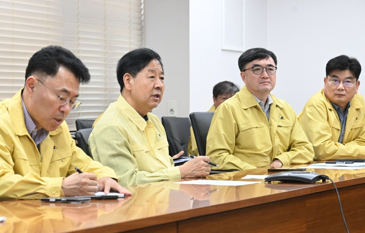 구윤철(왼쪽 두 번째) 부총리 겸 기획재정부 장관이 28일 정부서울청사에서 중앙사고수습본부 회의를 주재하고 있다. 왼쪽부터 강영규 대변인, 구 부총리, 임기근 2차관, 황순관 국고국장. 2025. 9. 28. 기획재정부 제공