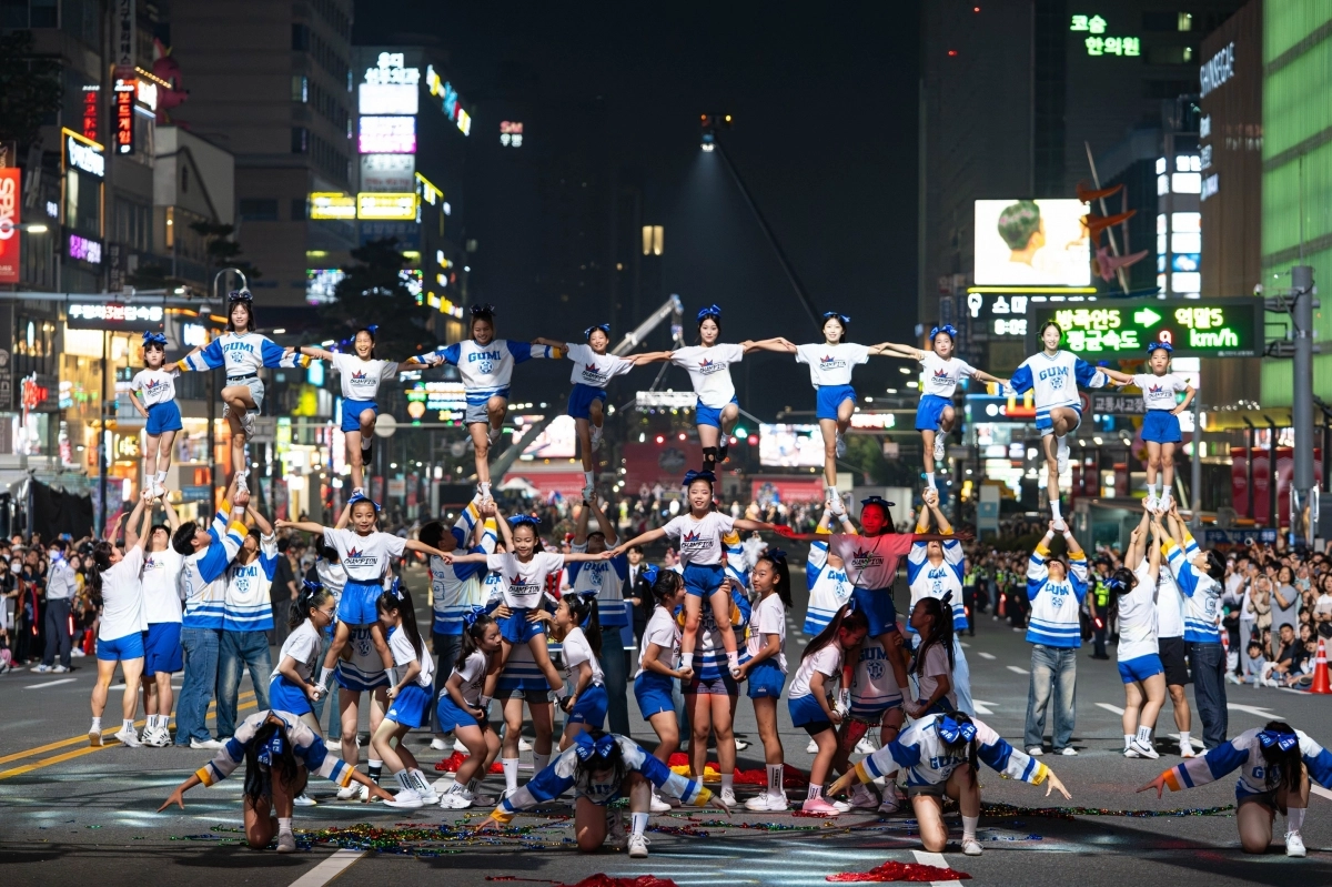 ‘천안흥타령춤축제 2025’ 거리퍼레이드가 열리고 있다. 천안시 제공