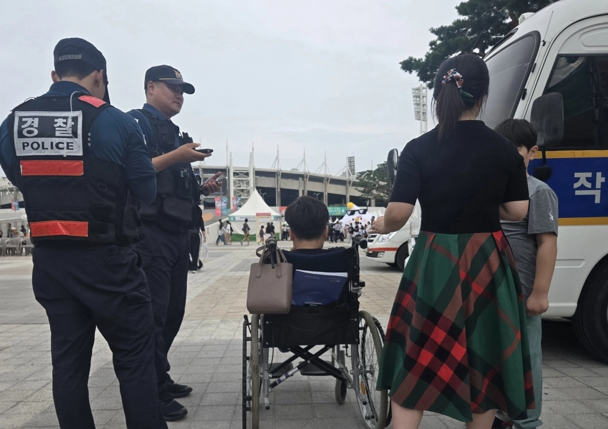 천안서북경찰서 직원들이 천안흥타령춤축제 행사장에서 부모를 잃은 아이를 찾아주고 있다. 이종익 기자
